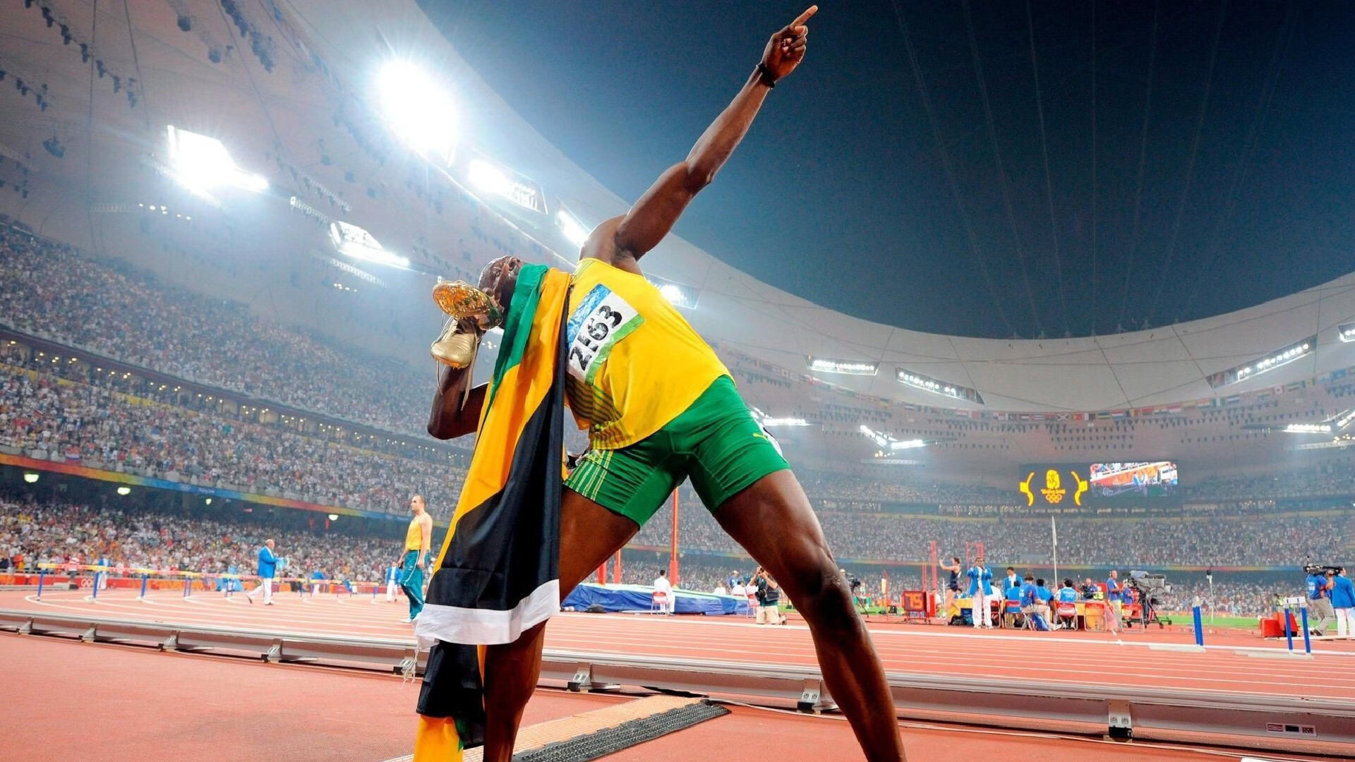 主力球员高强度对抗中保持技术动作稳定展现专业素养，防守球员主动对抗进攻球员